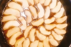 Alma rotyog a karamellben